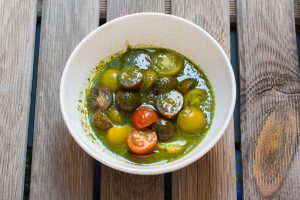 tomates cherry macerados en aceite de albahaca