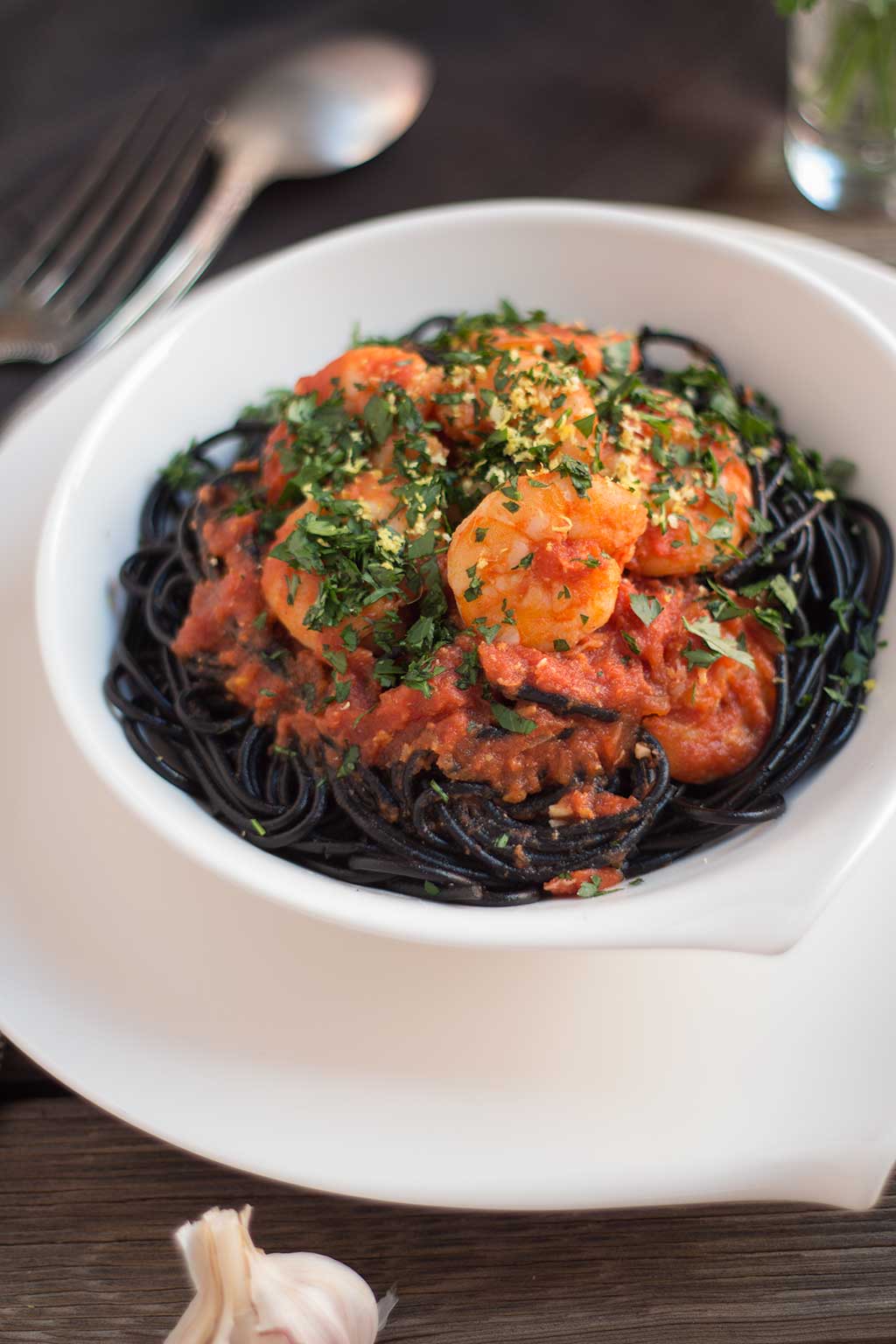 espaguetis negros con tomates y gambas