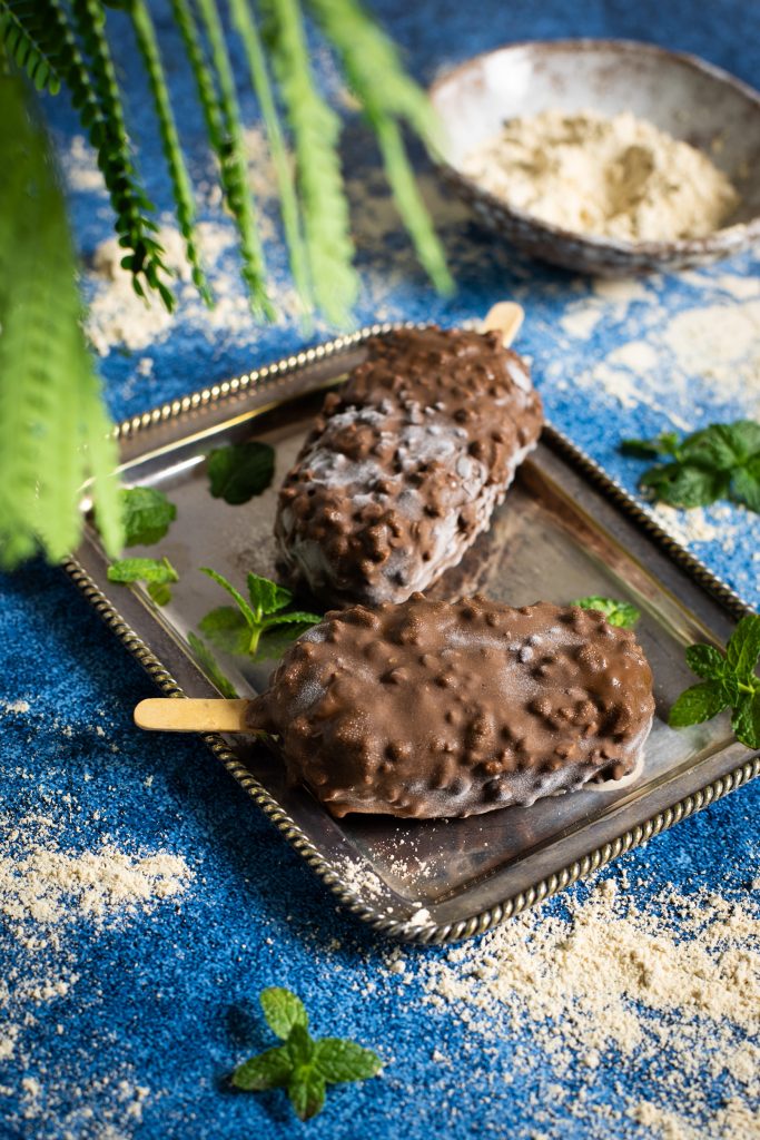 polos de gofio con cobertura de chocolate y almendras