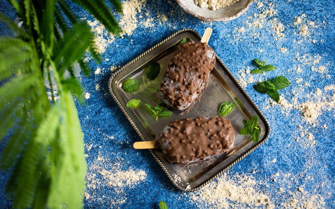 Polos de gofio con cobertura de chocolate y almendras